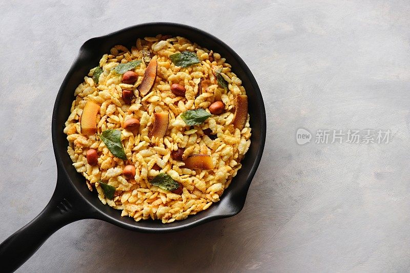 Jada Poha Namkeen Chivda或Thick Pohe Chivda。排灯节特别美味的小吃，由膨化米饭、炒花生、咖喱叶和一些香料制成。传统的印度排灯节小吃。与复制空间。